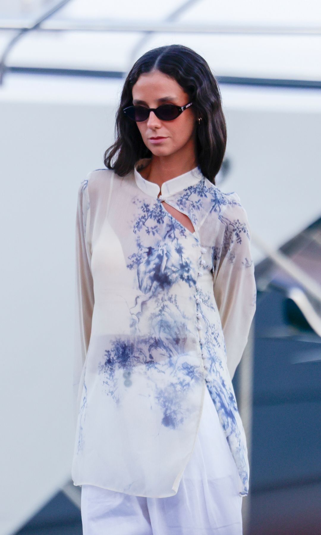 Victoria Federica conquista Mallorca con un elegante look costero: blusa oriental y el pantalón blanco de algodón que todos queremos en verano