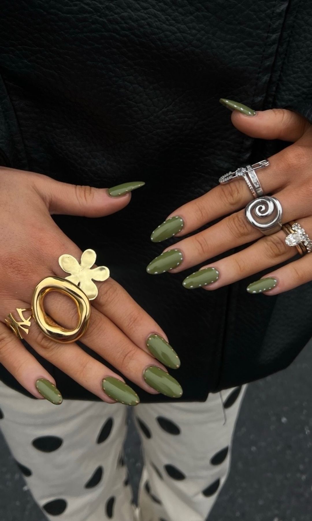 Manicura verde oliva con detalles plateados en forma de marco