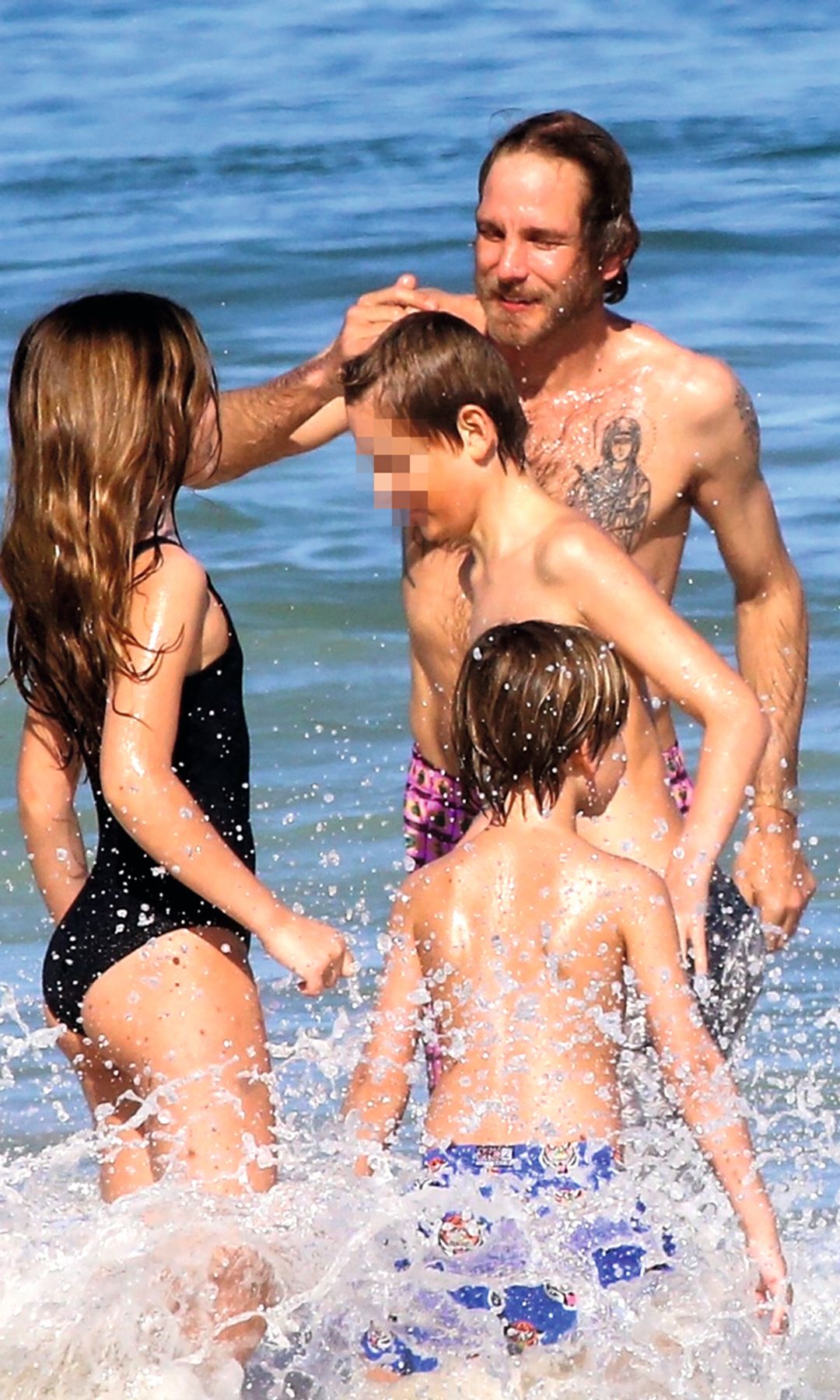 Tatiana y Andrea, junto a sus tres hijos, Alexandre, India y Maximilian, bañándose y tomando el sol en la playa de Ipanema