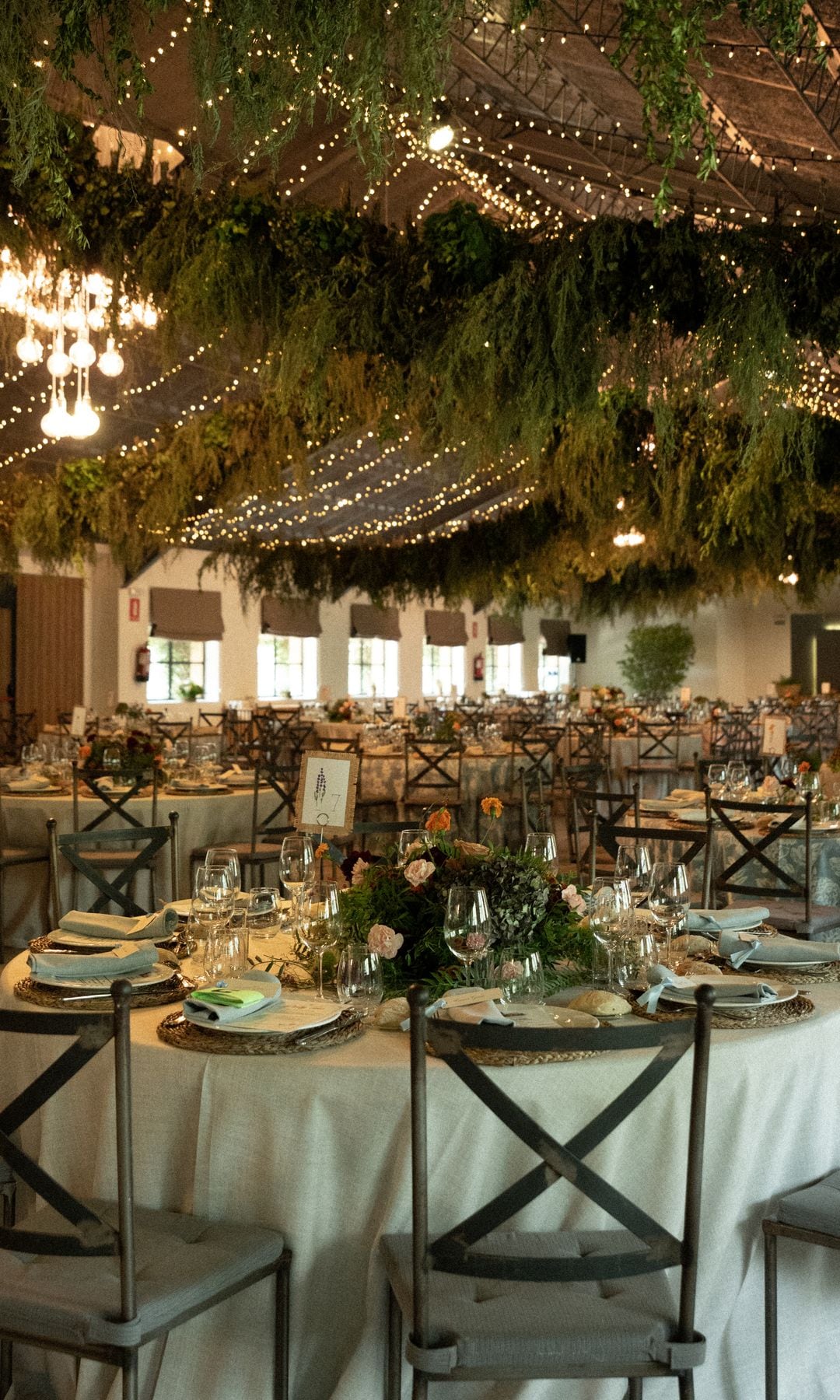 Decoración de bodas en Madrid interiores iluminación verdes