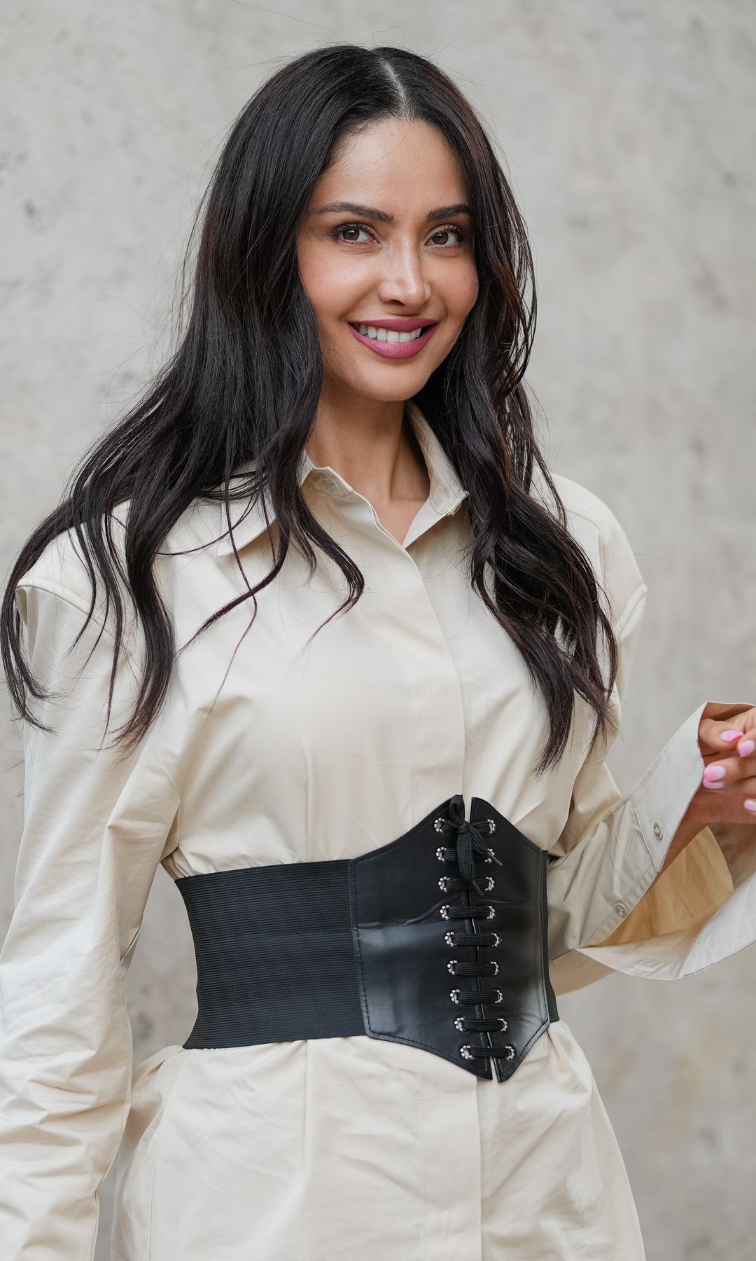  Mujer con cabello largo 