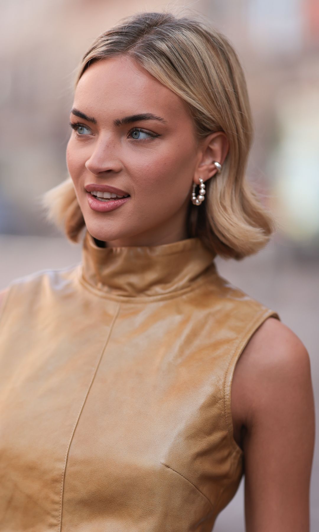  Mujer con pelo corto 