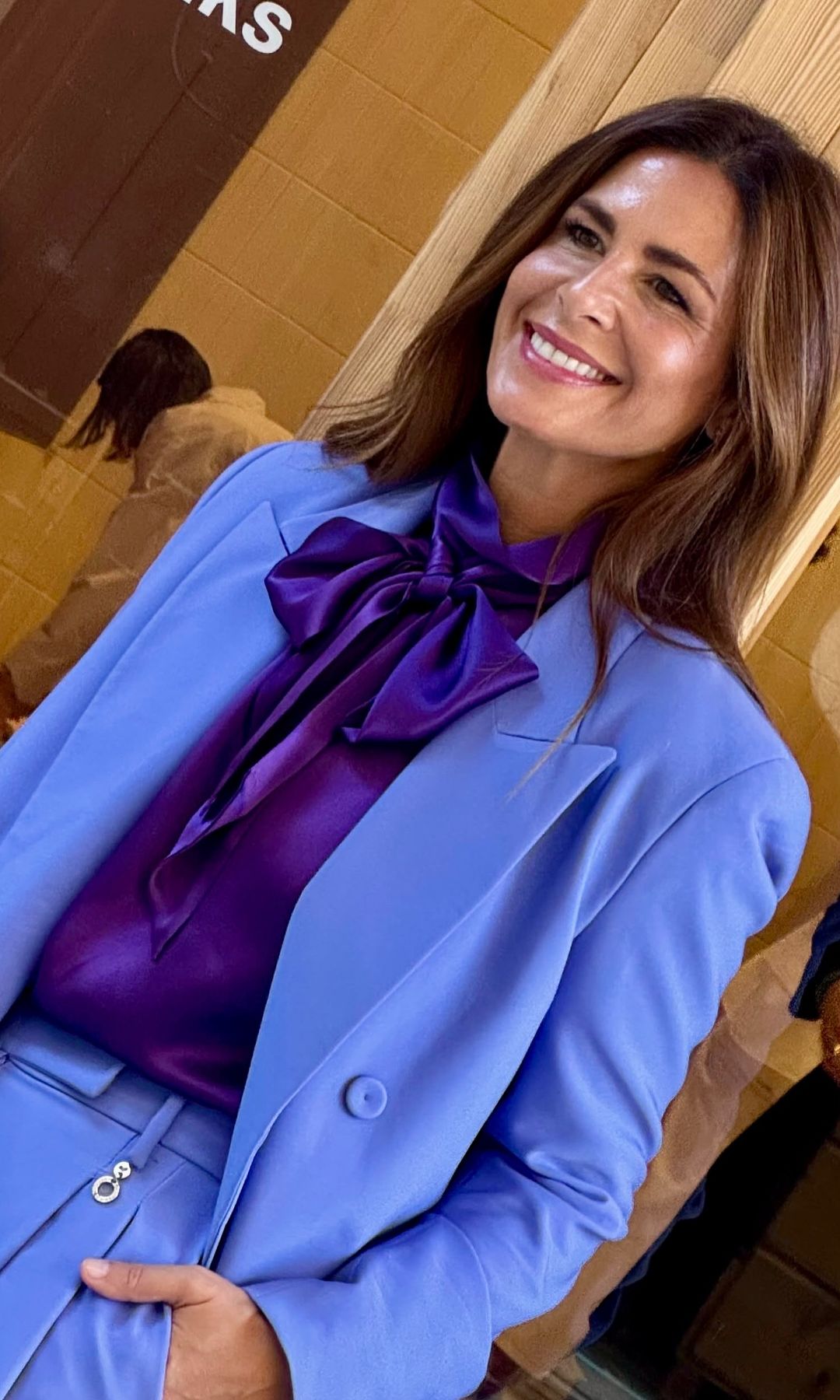 Nuria Roca con un total look morado y camisa de lazo (octubre, 2026)