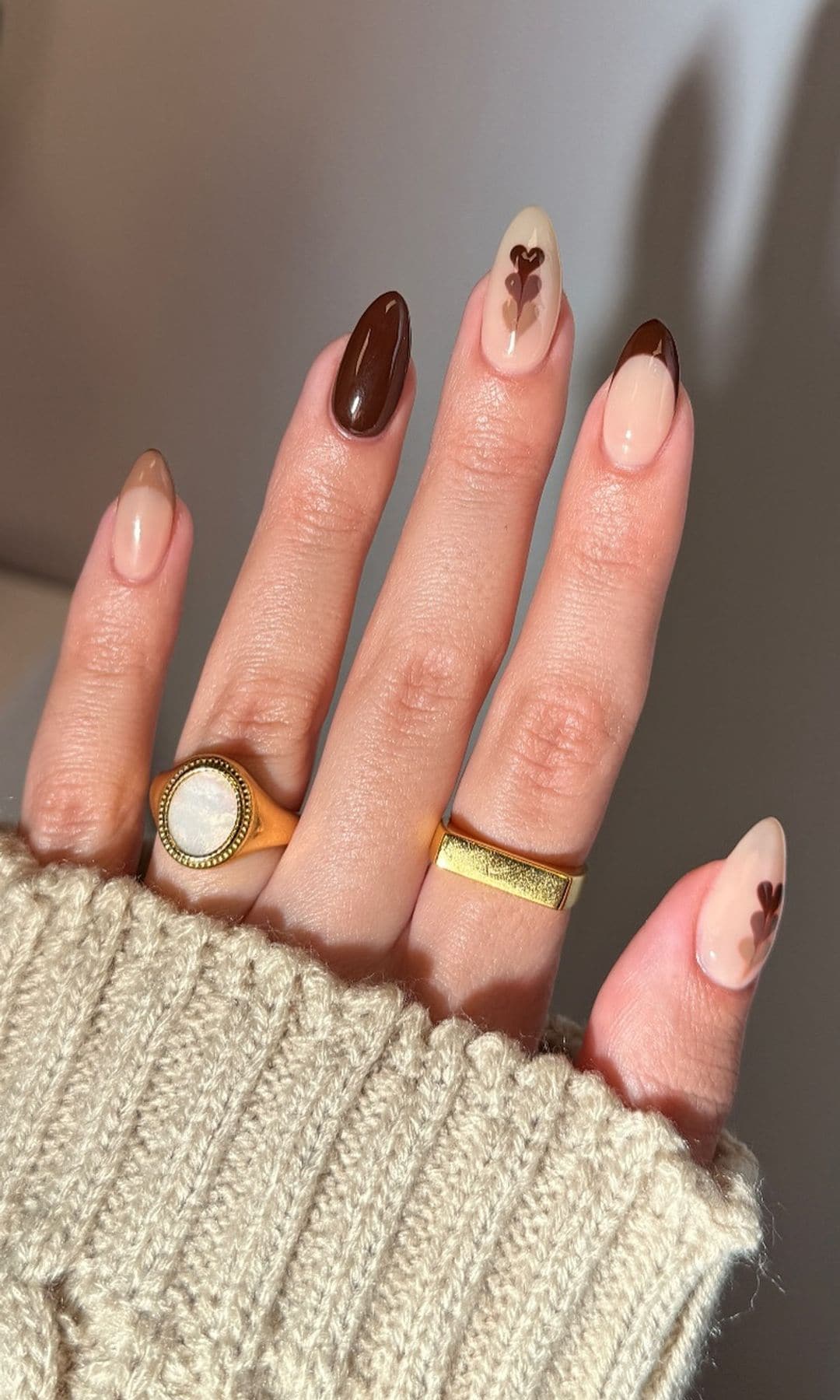 Manicura variada de tonos marrones