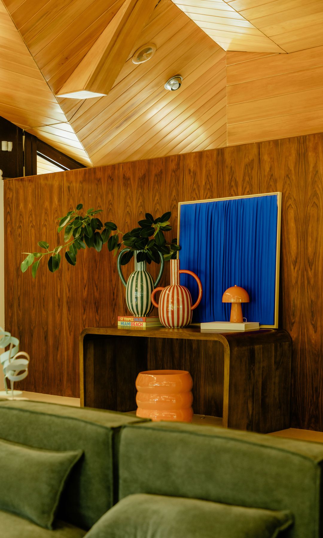 Consola con jarrones en el salón