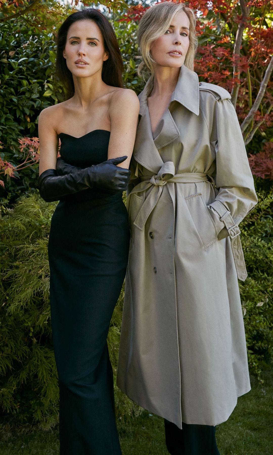 Nuestra protagonista lleva uno de sus diseños de escote palabra de honor, que combina con guantes de Tom Ford, y Mer Creus, "trench coat" de la marca de su hija