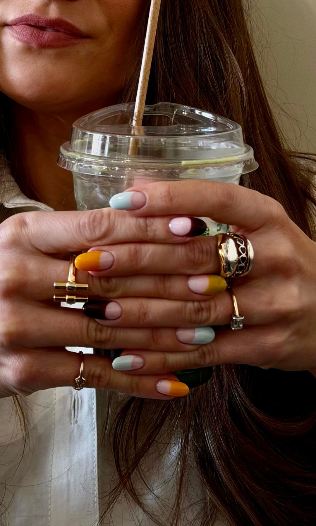 Manicura francesa ancha y multicolor