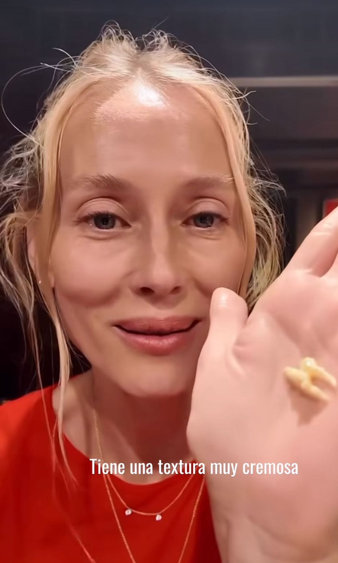 Vanesa Lorenzo con jersey rojo mostrando su rutina de belleza