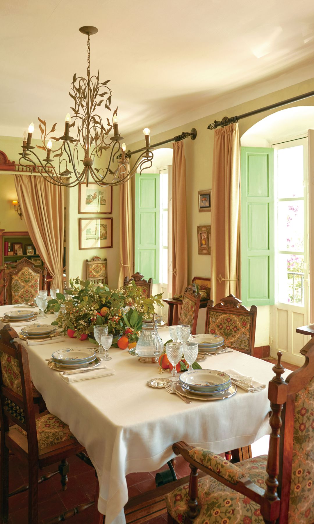 El comedor, vestido con los textiles diseñados por Ana Cristina Portillo Domecq para su marca homónima y con centros de Florenea