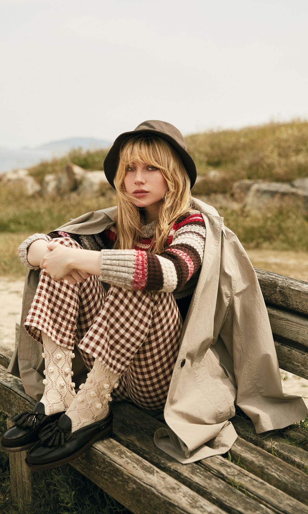 Pisada acertada: Los calcetines y zapatos se convierten en absolutos protagonistas. En la imagen, nuestra modelo lleva gabardina, de Masscob; jersey de lana, de Weekend Max Mara; pantalón tobillero, de Luisa Beccaria; sombrero encerado, de Barbour; calcetines de algodón tejidos a mano, de Andion, y mocasines con borlas, de Hereu