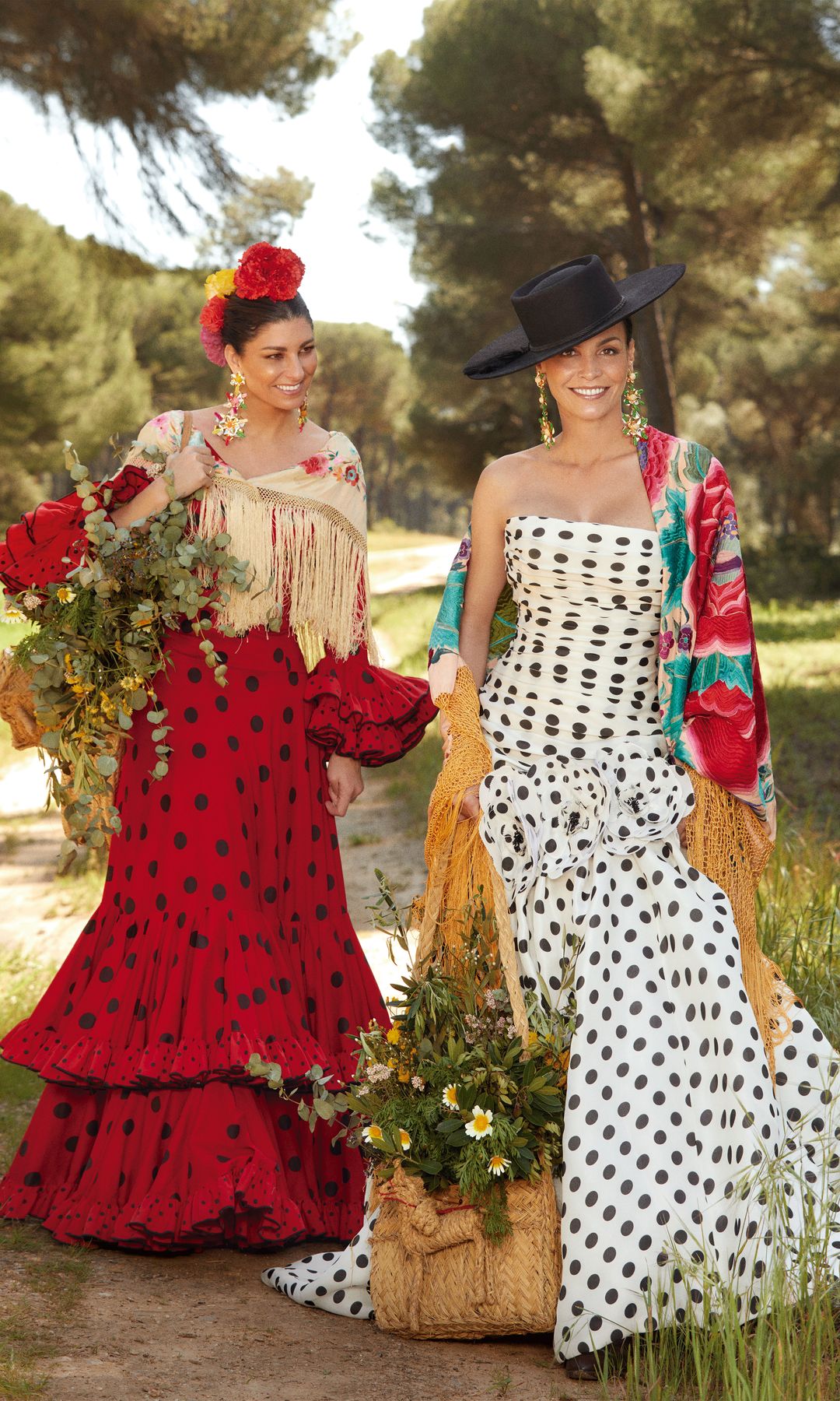 Rocío, con "total look" de su firma homónima, e Inés, con vestido de Carolina Herrera, dos flamencas de tronío con pendientes artesanales, de Mercedes Salazar
