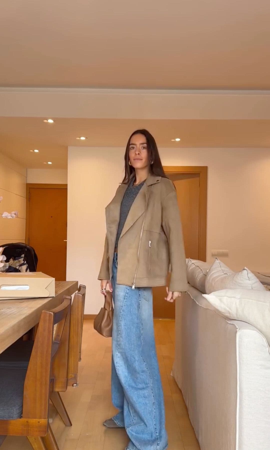 ¡HOLA! Fashion 5 looks de María Alcalde con pantalones vaqueros anchos