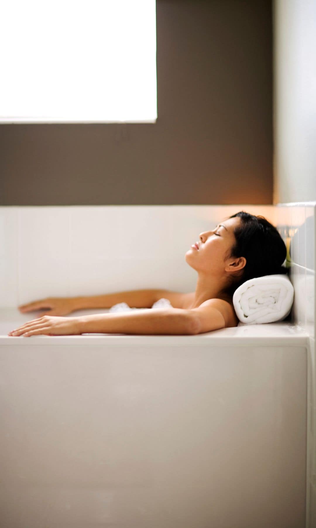 Mujer relajada en la bañera