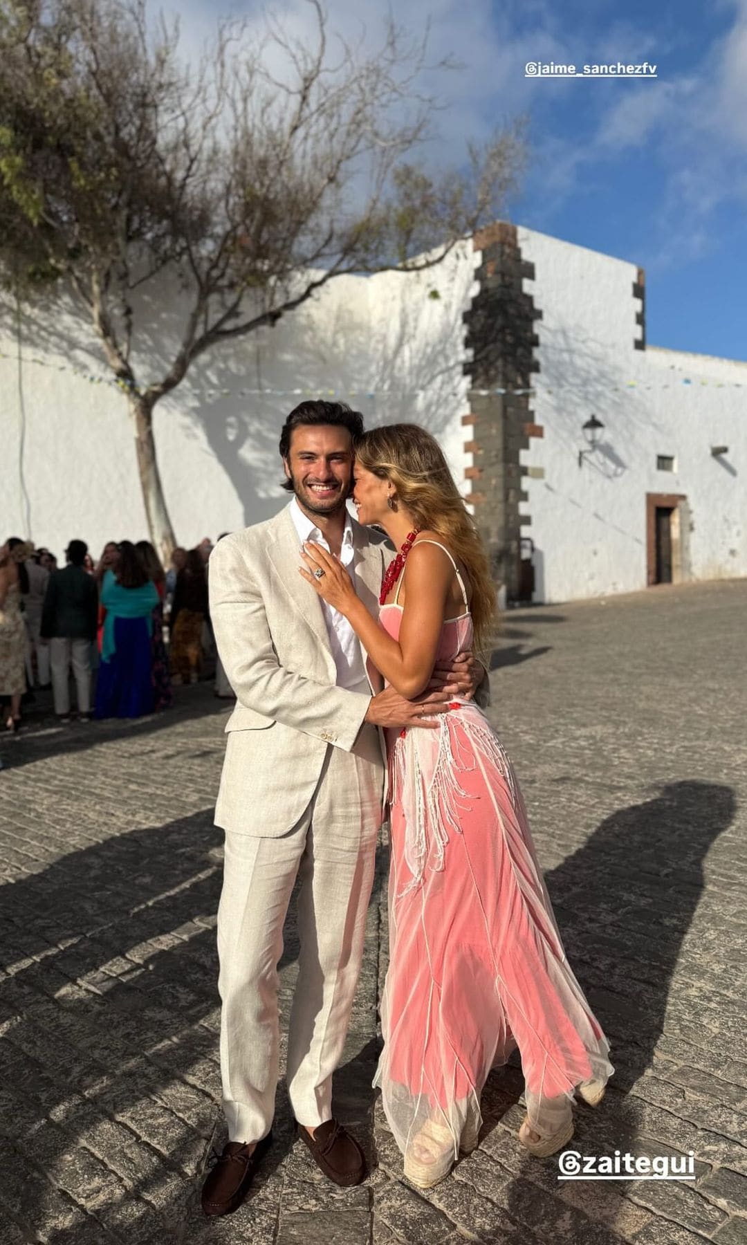 Belén Écija sorprende como invitada tras su boda en Menorca con un diseño de tul y un accesorio inesperado