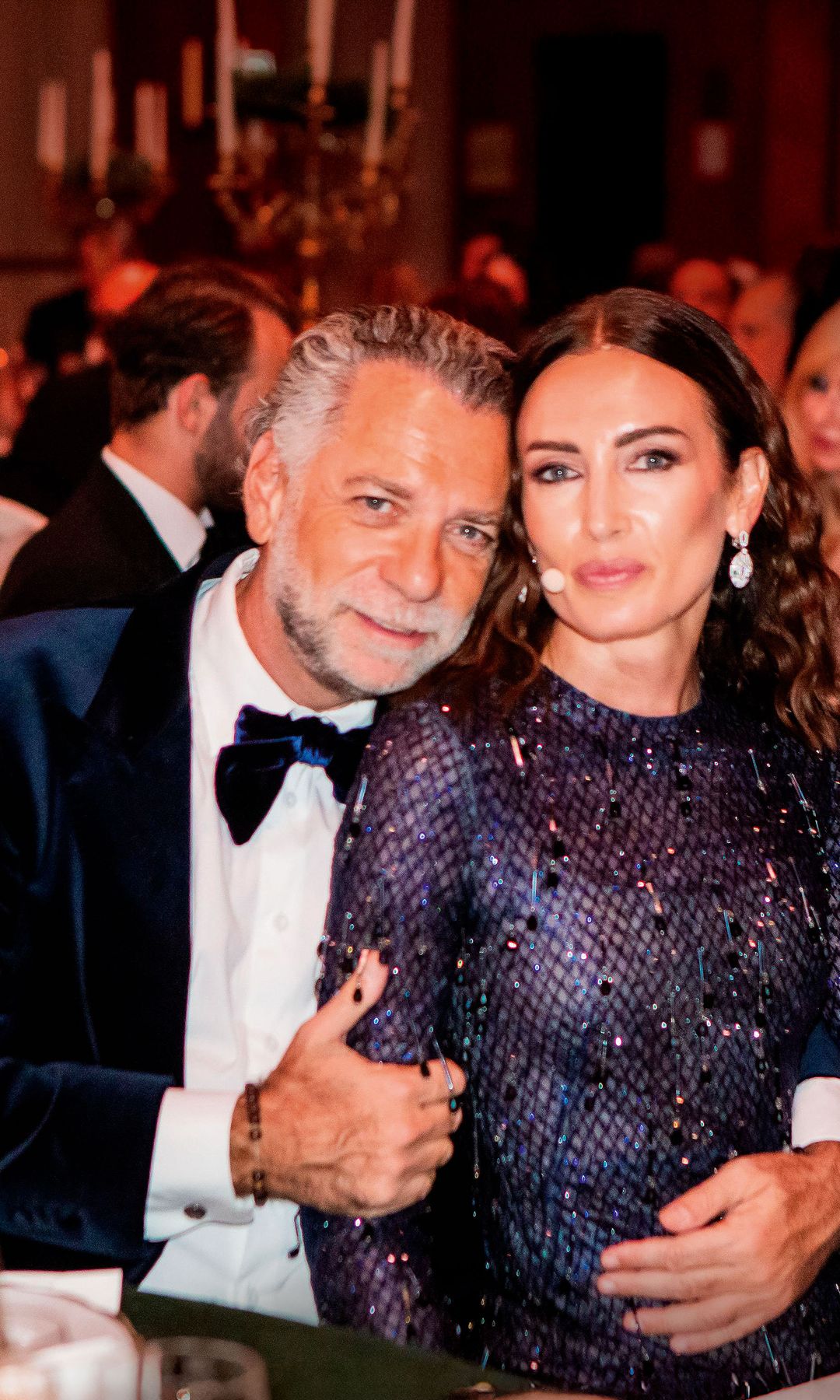 Bill Saad abrazando a Nieves Álvarez