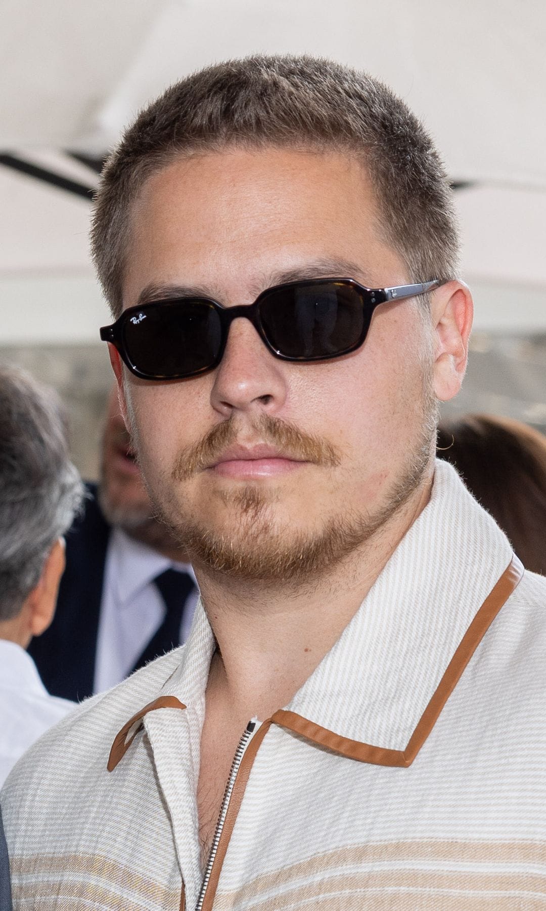 Dylan Sprouse presumió un nuevo corte de cabello, dejando atrás su cabello largo