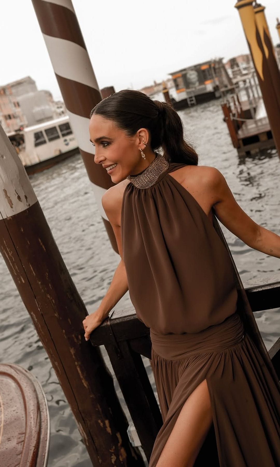 Marrón, el color que favorece más que el negro y Rocío Osorno ha convertido en un imprescindible en sus looks