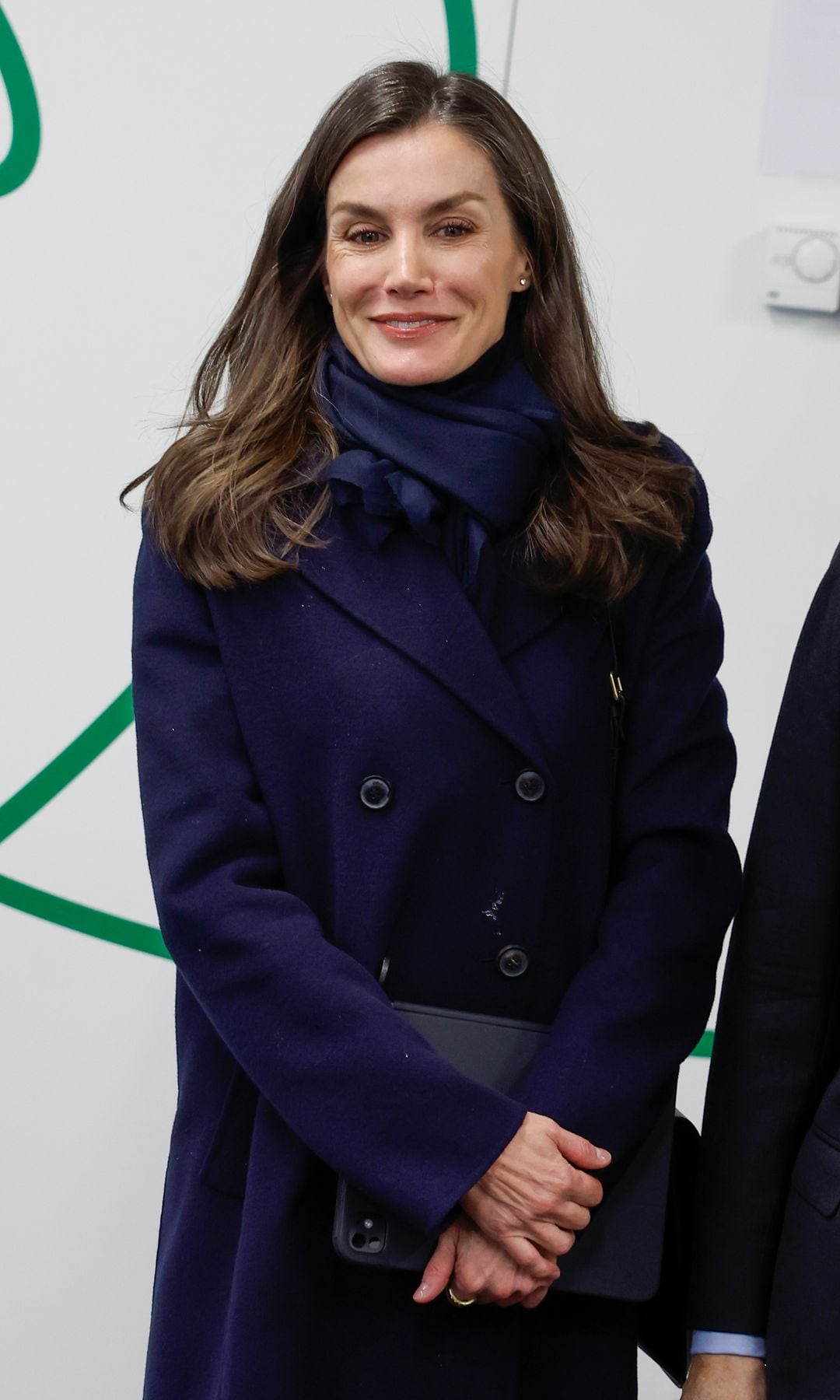 La reina Letizia, muy natural sin maquillaje, desafía la nieve y la lluvia en Madrid con un look contenido donde 'menos es más'