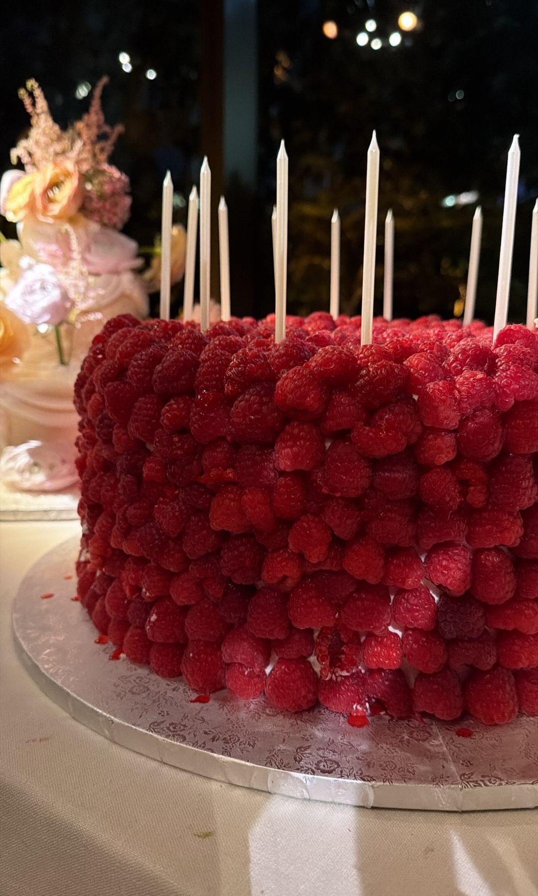 El pastel de Kim Kardashian estuvo decorado por completo con frambuesas frescas