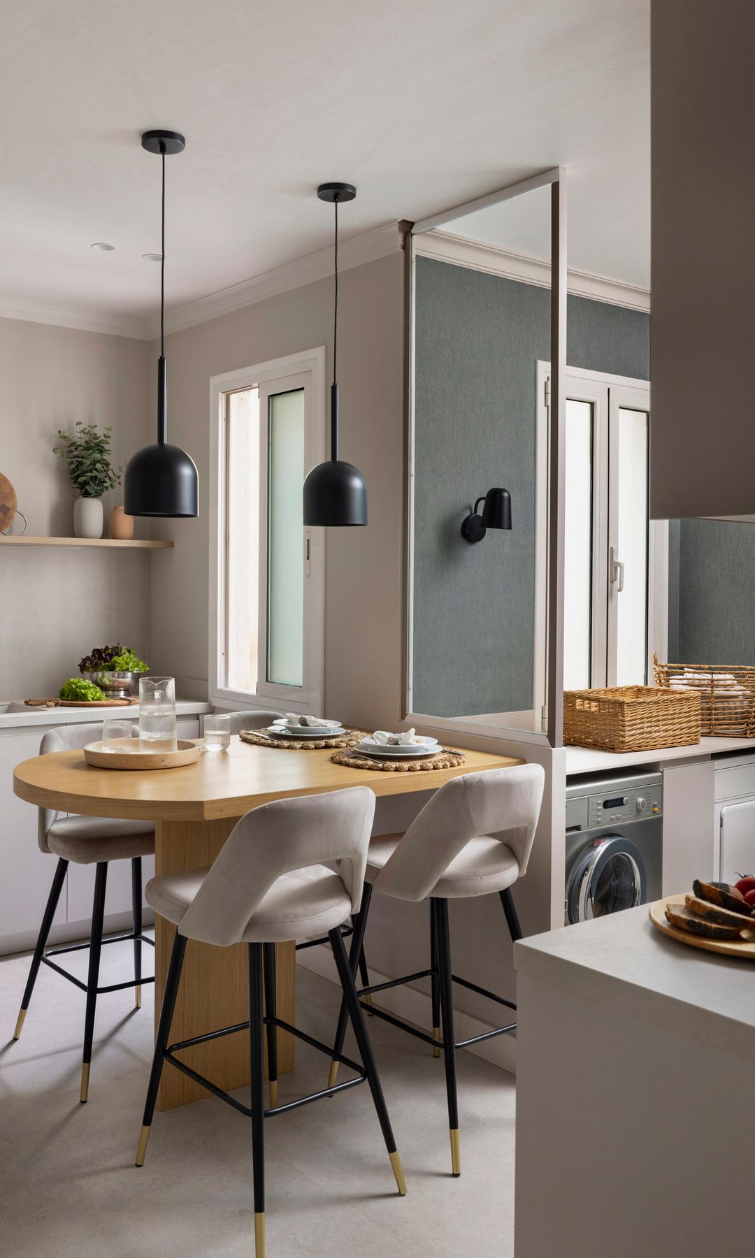 Cocina con office y lavadero independiente con tabique de cristal