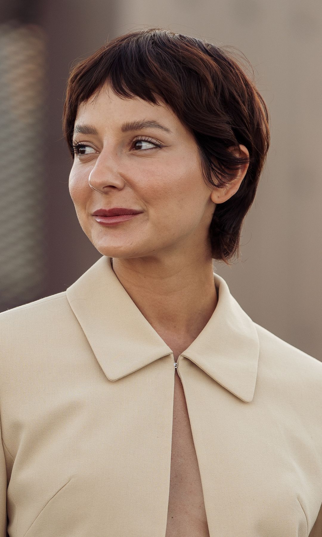  Mujer con cabello corto 