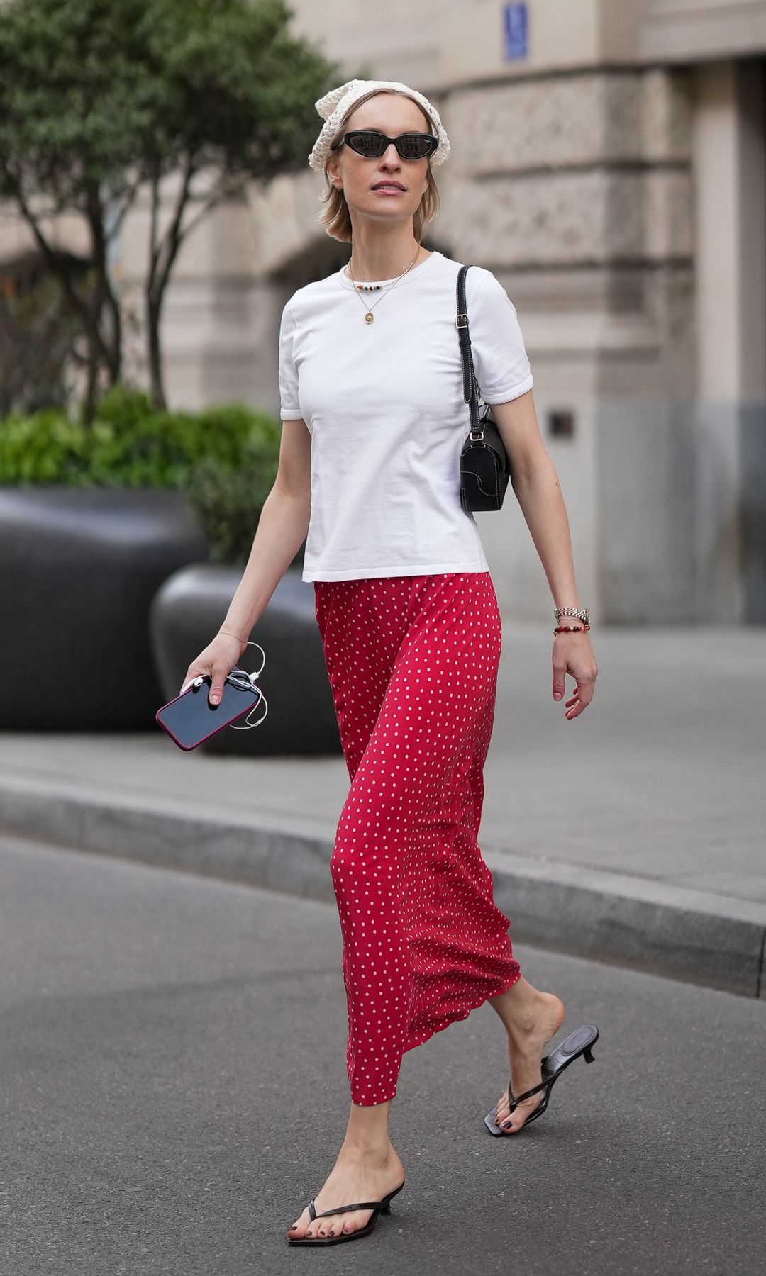 Look con falda midi roja estampada y camiseta básica blanca