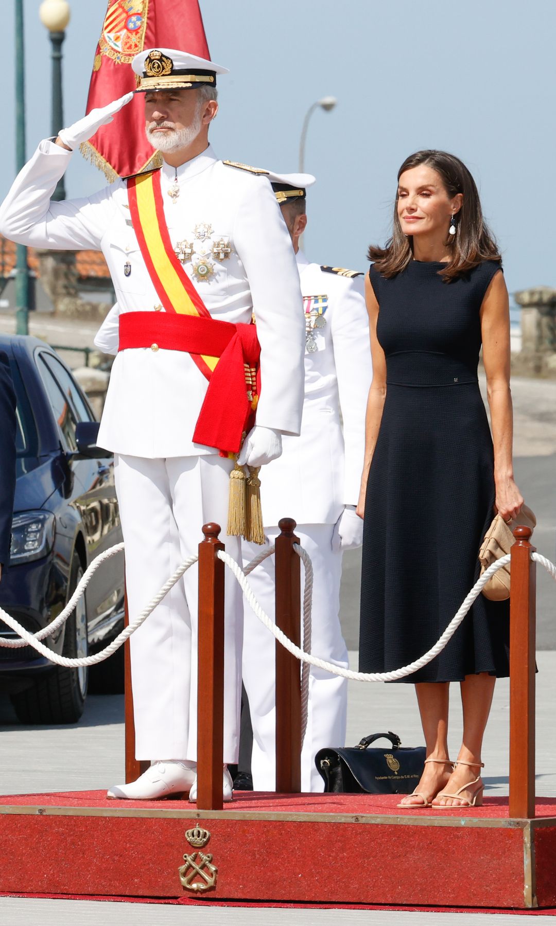 El rey español Felipe VI y Letizia con la princesa Leonor de Borbón asistieron a la ceremonia de Jura de Bandera (Jura de Bandera y entrega de Despachos de empleo) de la Academia Militar Naval de Marín en Marín, Pontevedra, el martes 16 de julio de 2024.
