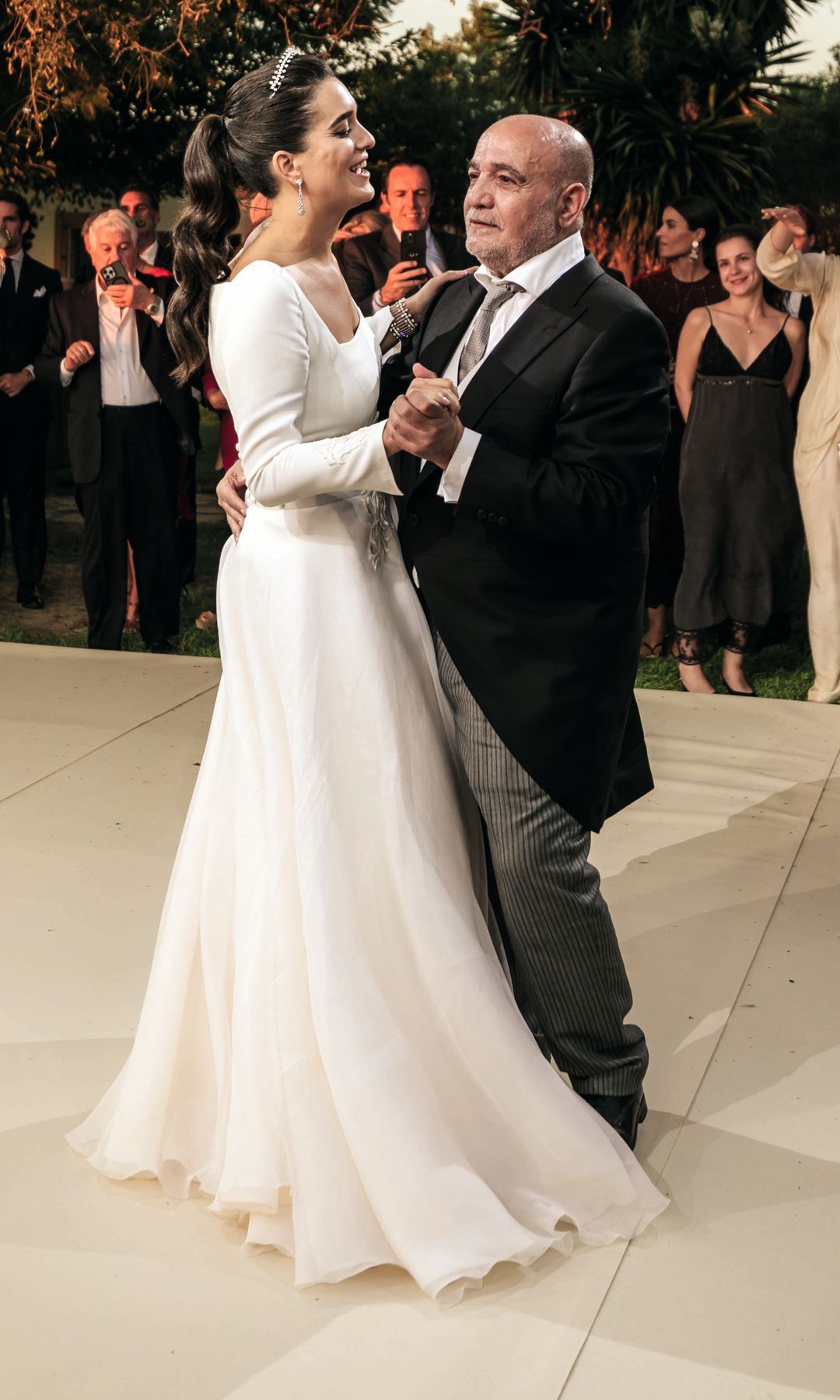 La novia junto a su padre, el empresario libanés Bachar Mirjan Ajbaa, al ritmo de una versión bachata de "Stand By Me", el clásico Ben E. King, de 1961