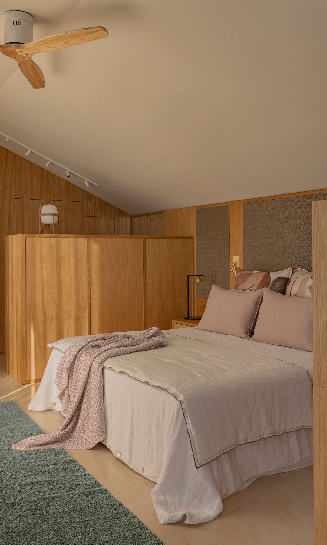 Dormitorio con ventilador de techo. Proyecto de Albert Ramoneda Studio
