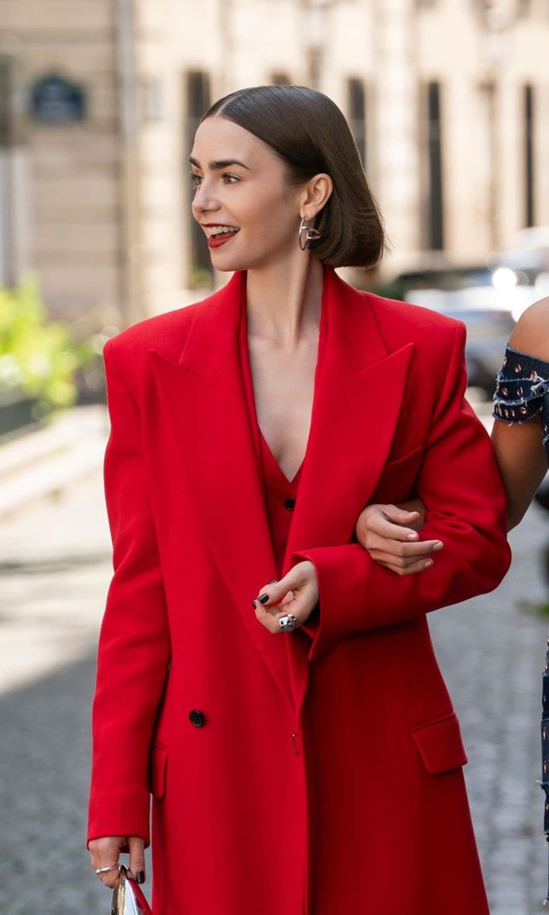 La nueva temporada de 'Emily In Paris' reaviva la polémica por su vestuario: "Es una sátira de los estereotipos de moda"