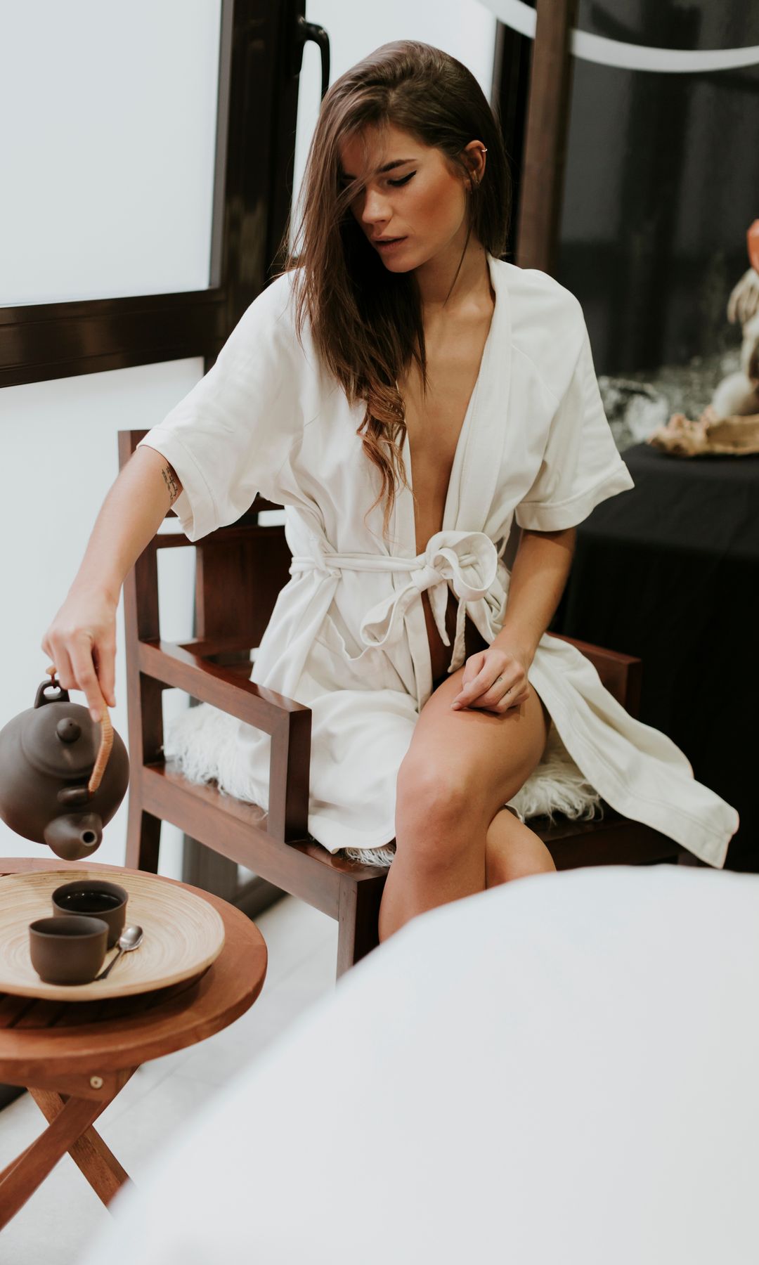 Mujer en albornoz tomando té