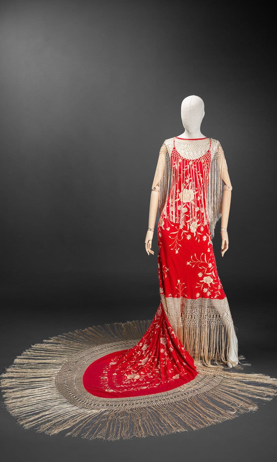 Exposición de trajes regionales en el Museo del Traje de Madrid. Raíces.