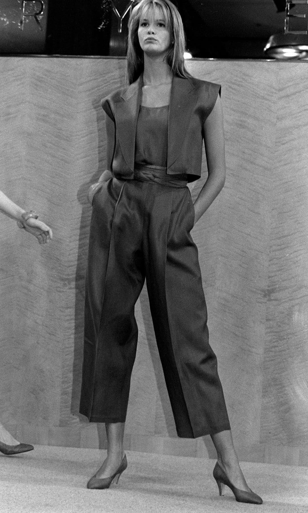 Model Elle Macpherson walks in the Perry Ellis Spring 1986 Ready to Wear Runway Show on November 5, 1985, in New York City. (Photo by Fairchild Archive/WWD/Penske Media via Getty Images)