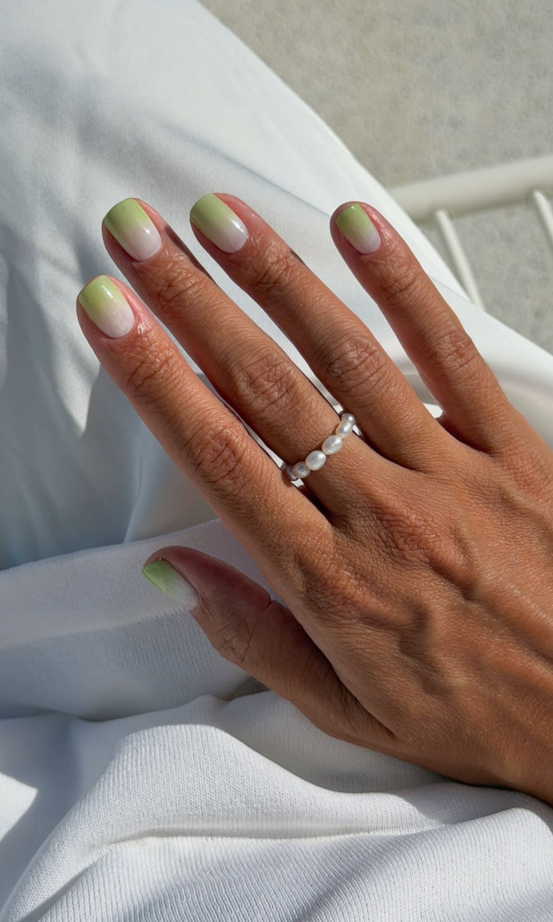 Manicura en verde matcha