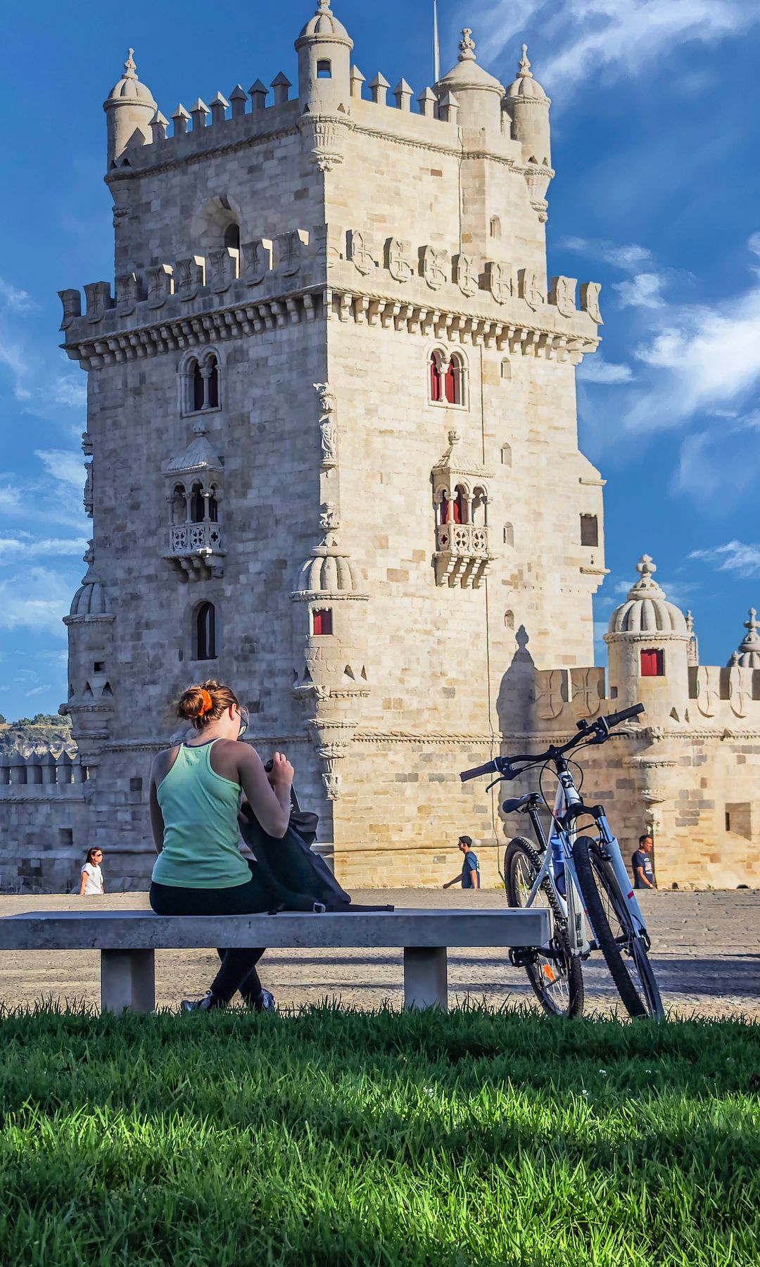 A toda vela por Lisboa, Torre de Belém, junto a los muelles de los que salen los veleros.