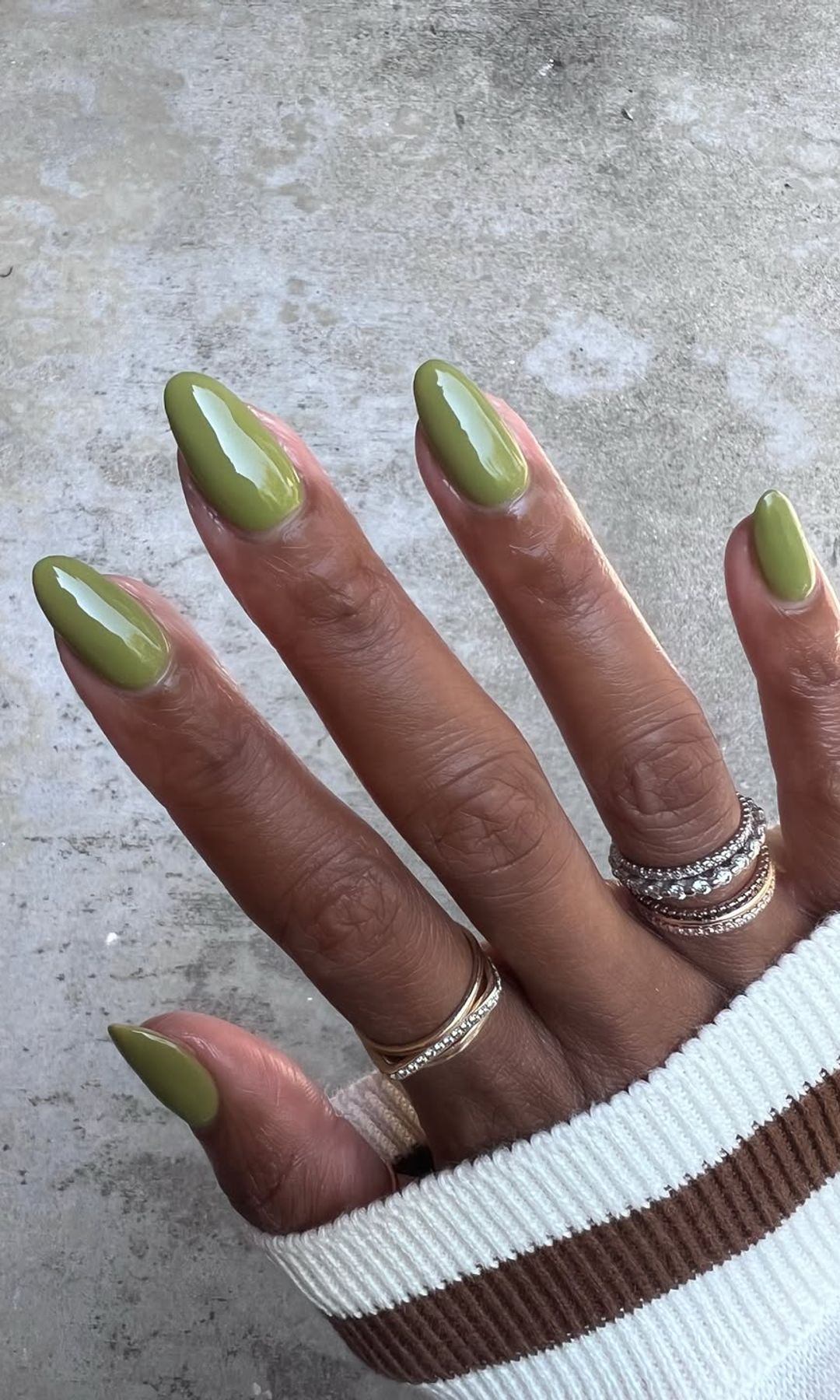 Manicura verde oliva lisa