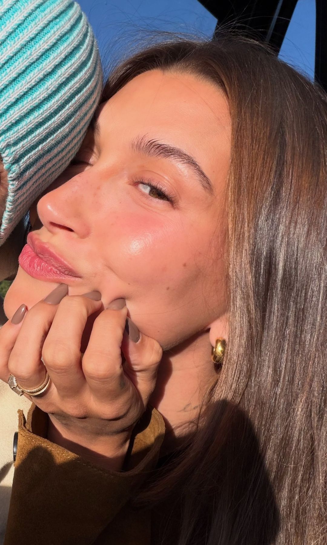 Manicura marrón de Hailey Bieber