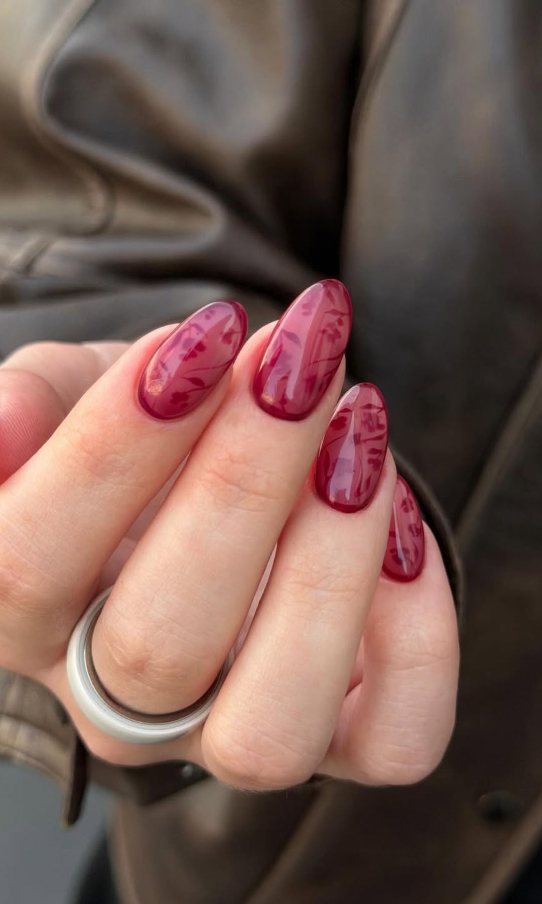 Manicura roja efecto encaje