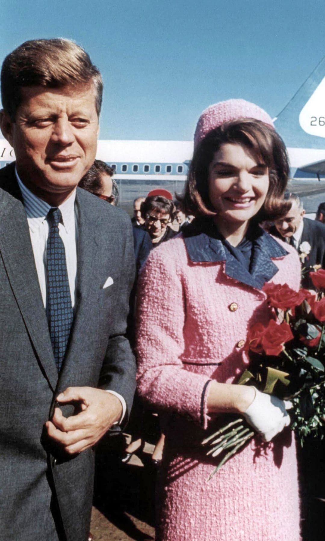 El presidente John Kennedy y su esposa Jackie al llegar al aeropuerto de Dallas en 1963