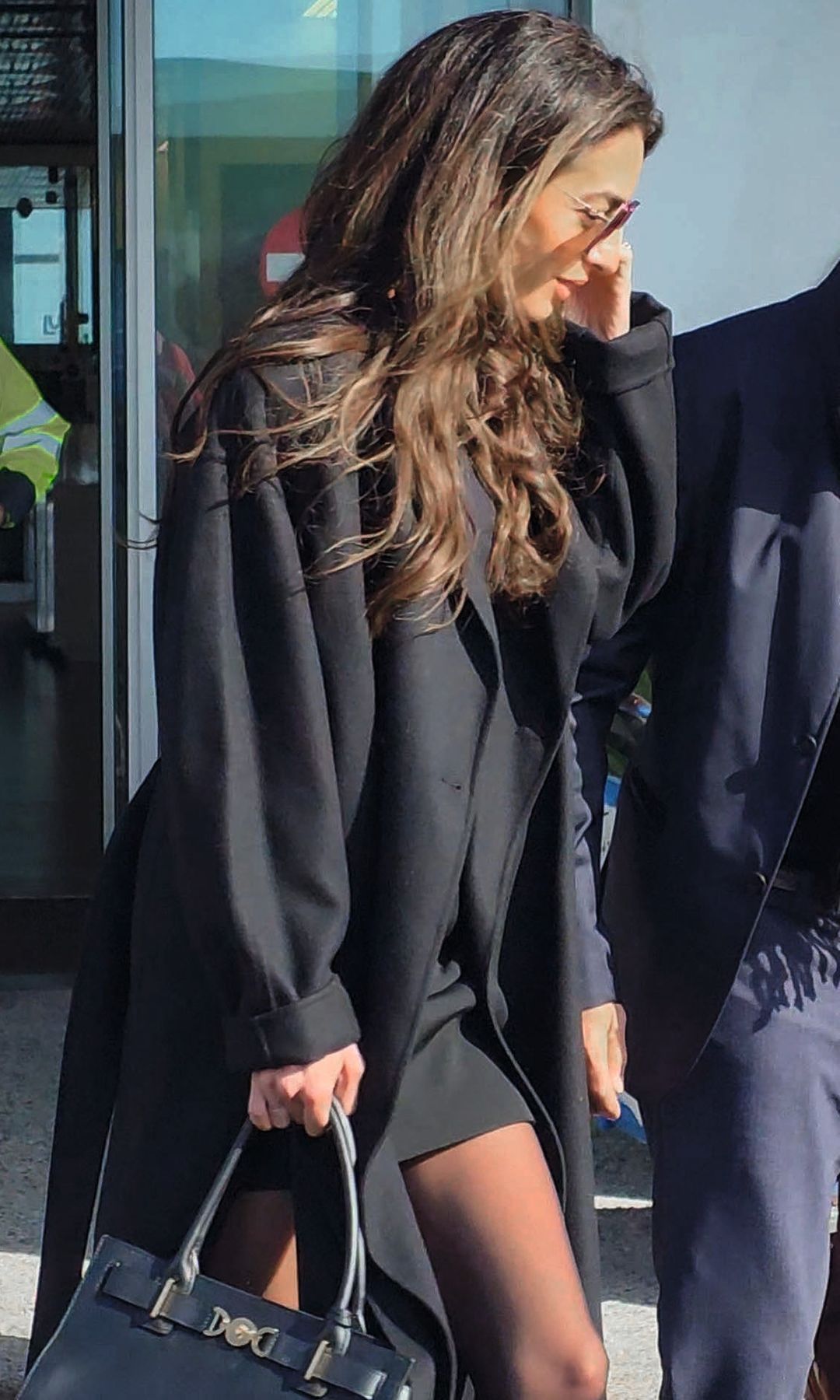 Amal Clooney vistiendo de diseñador por Milán