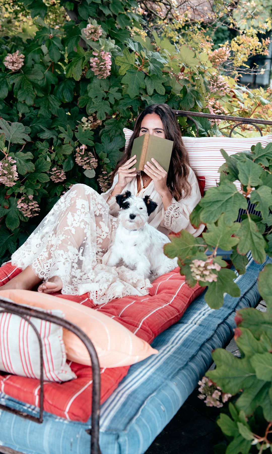 Isabel Llanza con un libro
