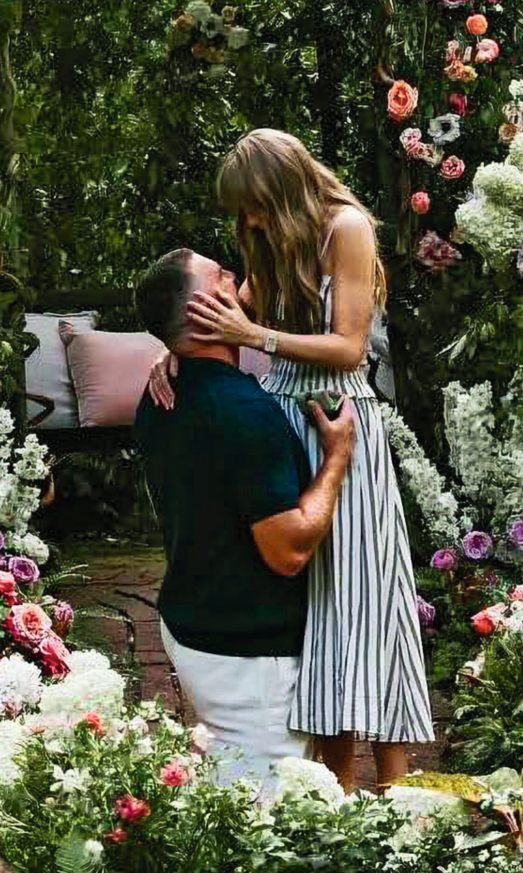 El momento de la pedida en el jardín de la cantante