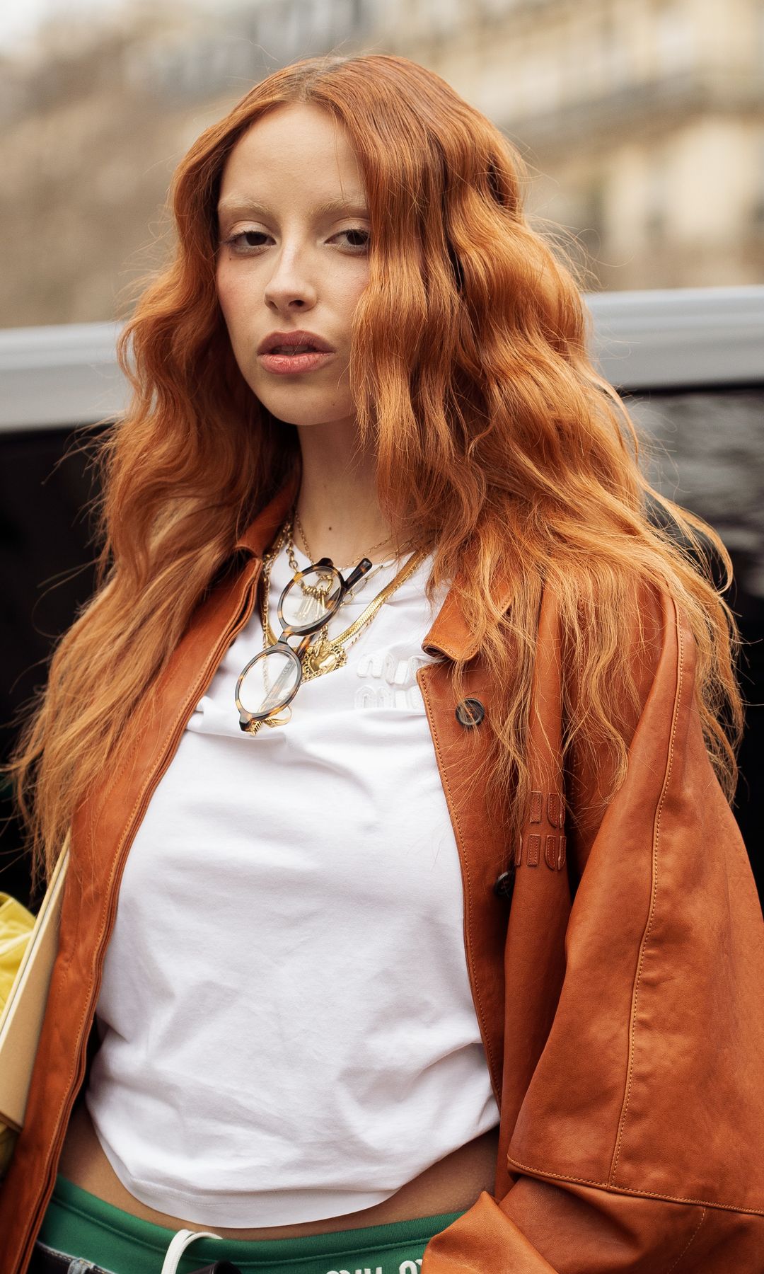 Mujer con cabello cobrizo