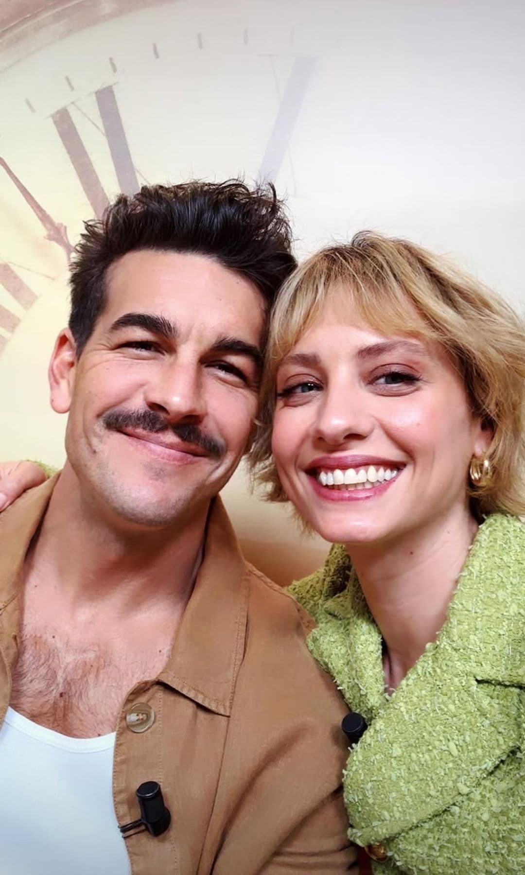 Michelle Jenner en La Revuelta: su curioso regalo a Broncano y la sorprendente historia de cómo conoció a Mario Casas
