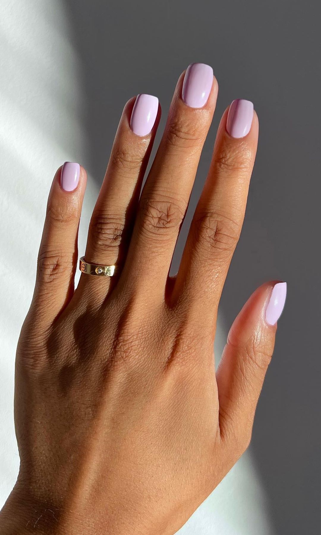 Manicura rosa empolvado