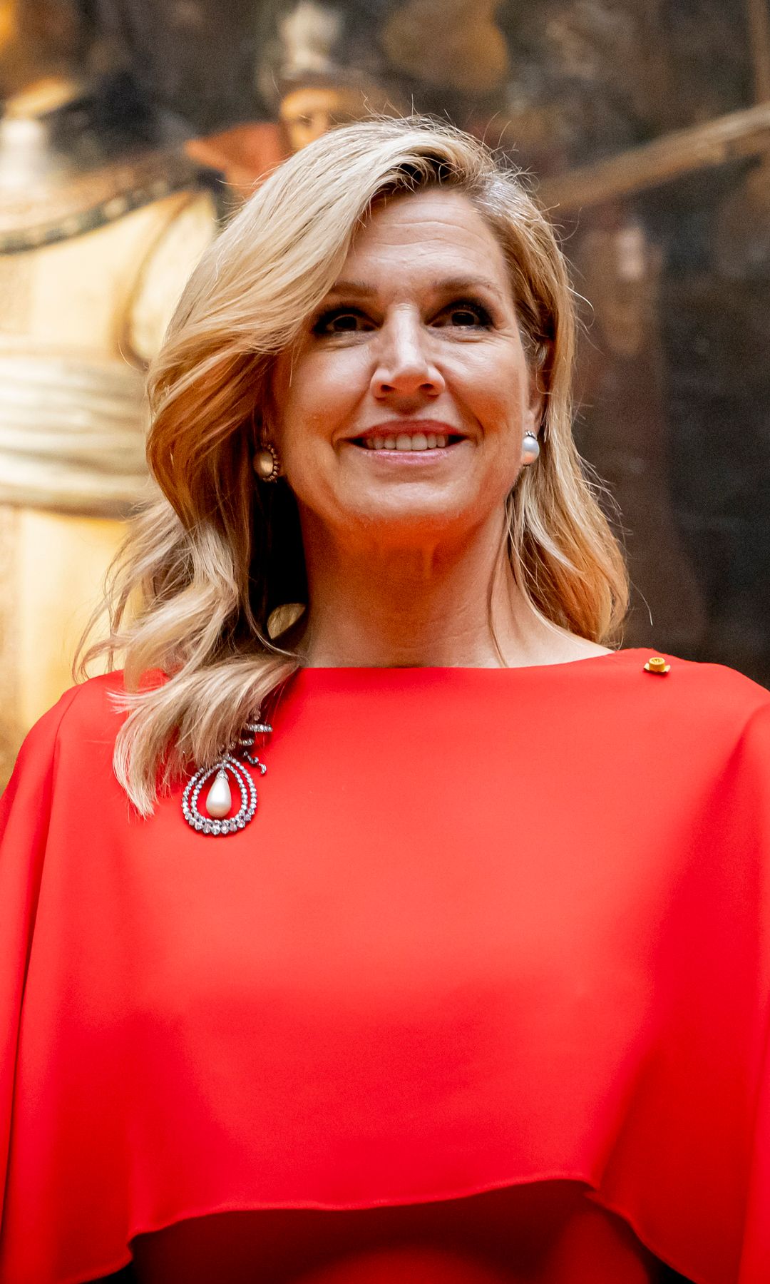 Máxima impacta de rojo en su cita nocturna con el emperador japonés y rescata un broche antiguo de perlas y diamantes