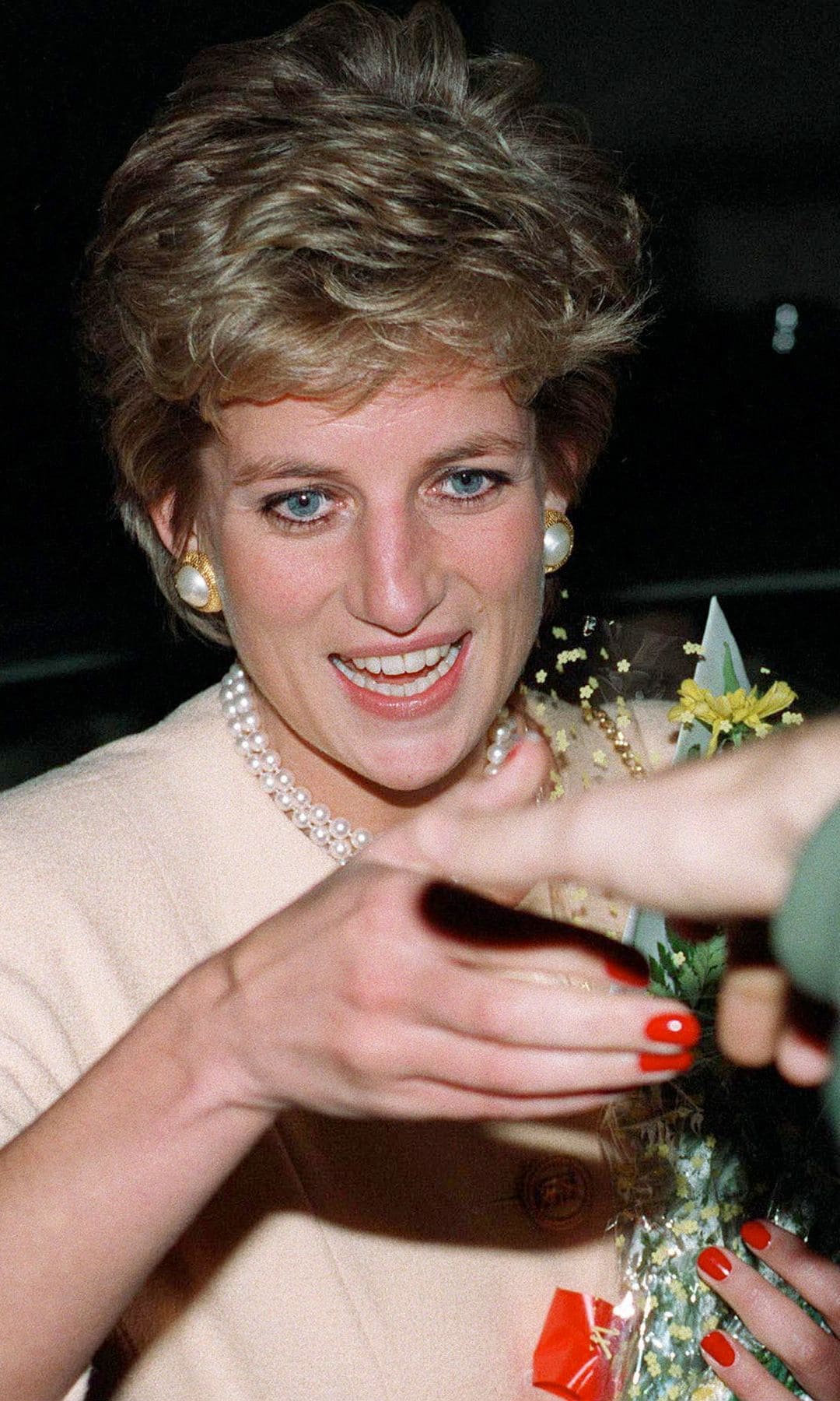 Diana de Gales con las uñas rojas