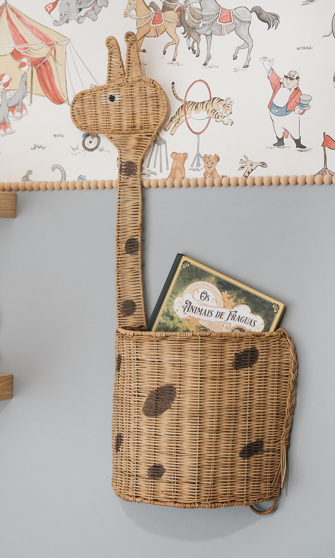 Detalle de una cesta con forma de jirafa