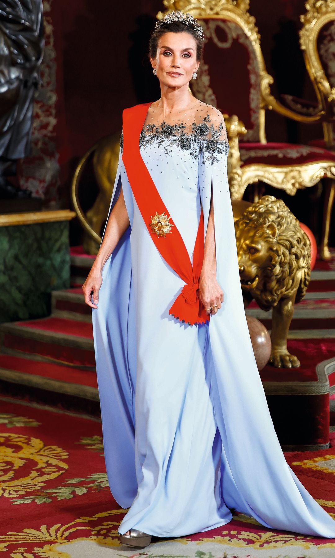 El Palacio Real acogió una cena de gala muy esperada, la primera que se ofrecía a un presidente francés desde el viaje de Nicolas Sarkozy y Carla Bruni en 2009 Aquí, doña Letizia vestida como una reina de cuento