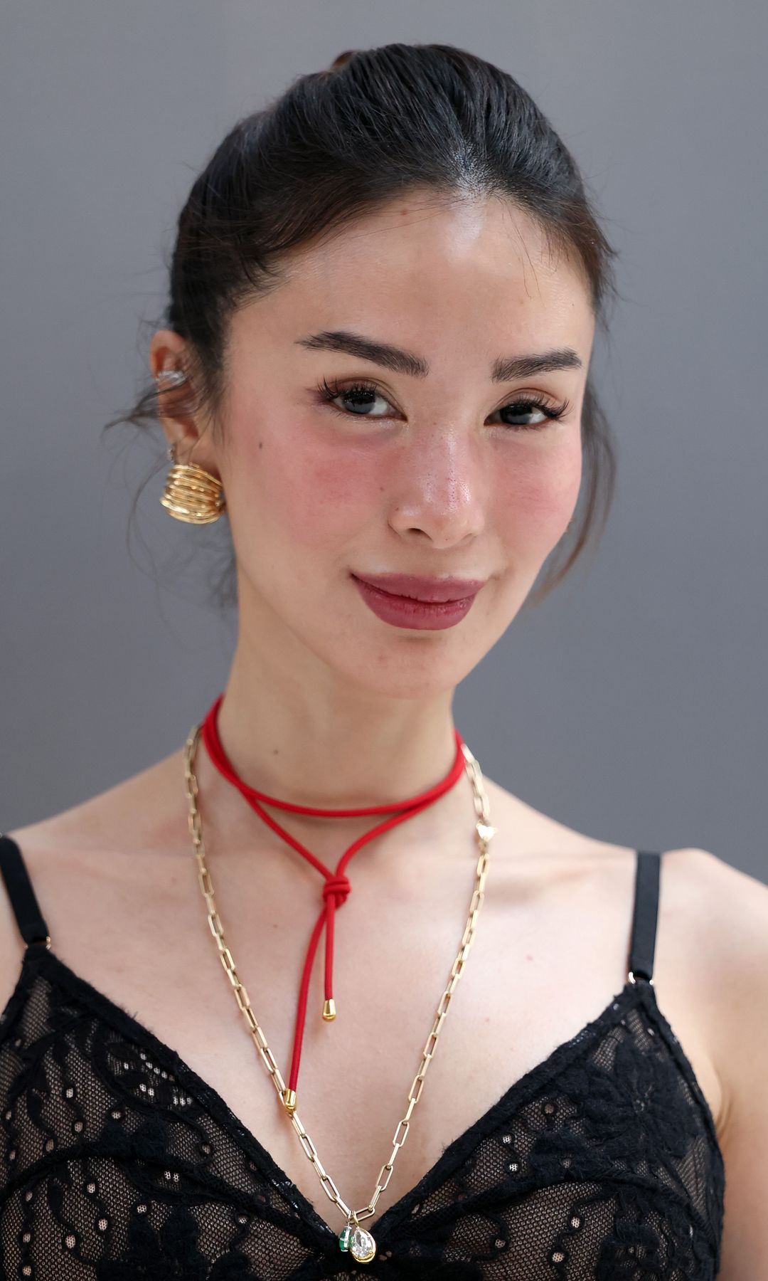 Heart Evangelista con un maquillaje de pestañas natural 